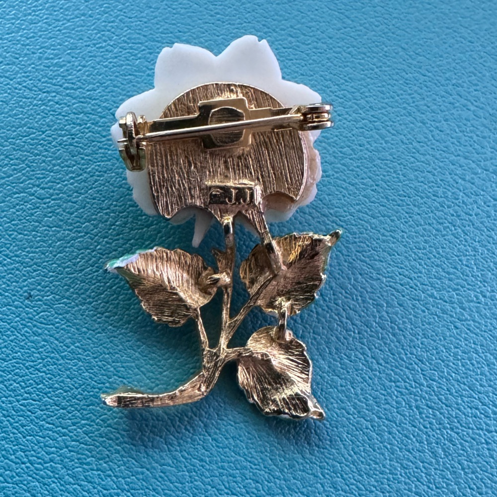 Vintage JJ Jonette Jewelry White Rose Pin Brooch with Green Leaves - Picture 2 of 2